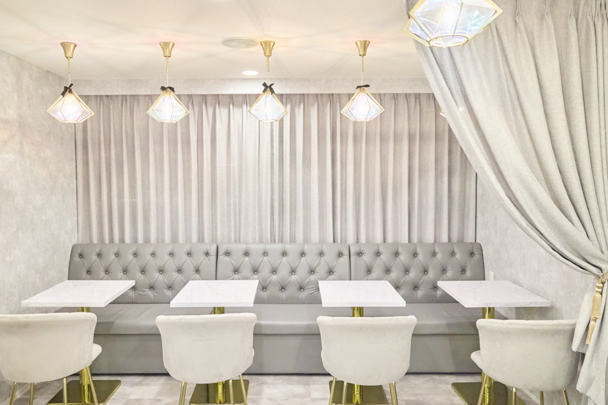 2名がけのテーブル席が13卓