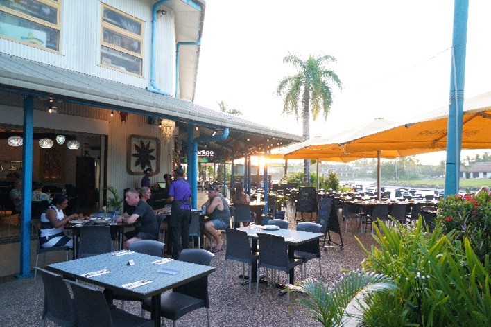 日が暮れると満席になるので早めに行くか予約が安心