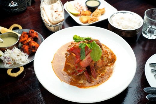 マサラ・クラブ(手前)。小皿料理もおいしい