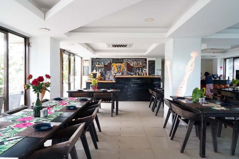 ゆったりとした店内。テラス席もある