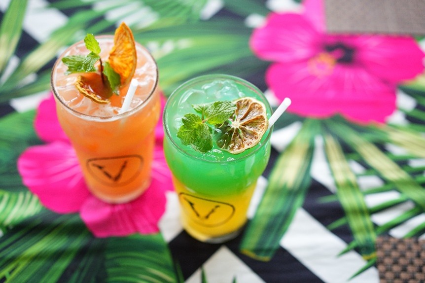トロピカルカクテルを片手に南国気分をエンジョイ