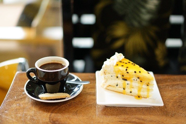 甘酸っぱいココナッツ・パッションケーキ(F$12.70)がコーヒーのほろ苦さと絶妙にマッチ