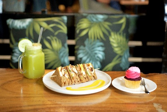 ラツ・クラブ・サンドF$18.10やデトックス・ジュースF$13.20などもある