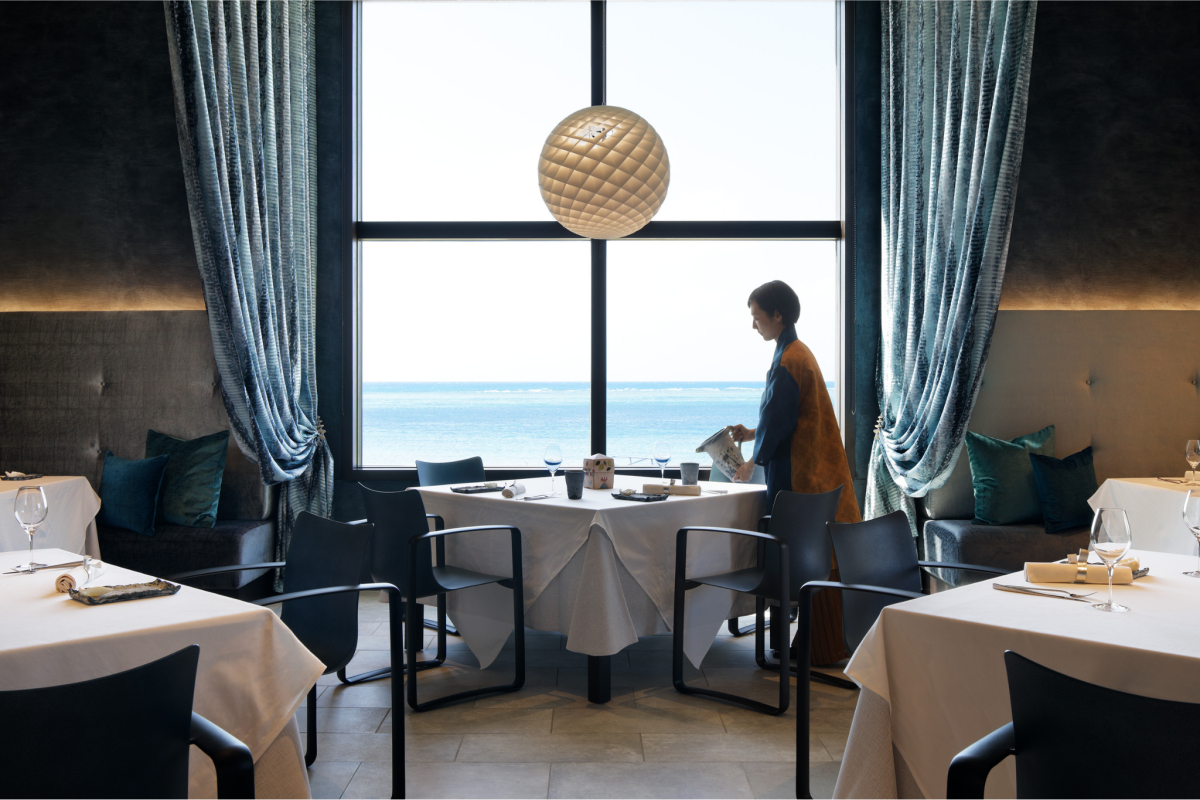 海を間近に感じるダイニングでの朝食