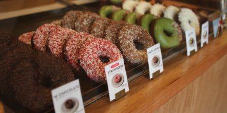 【神戸三宮】2025年7月オープン！ カフェ併設「SHICT神戸」のドーナツやカヌレは手みやげにもおすすめ