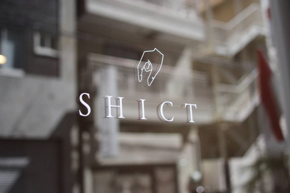 店頭ガラスに書かれた店名