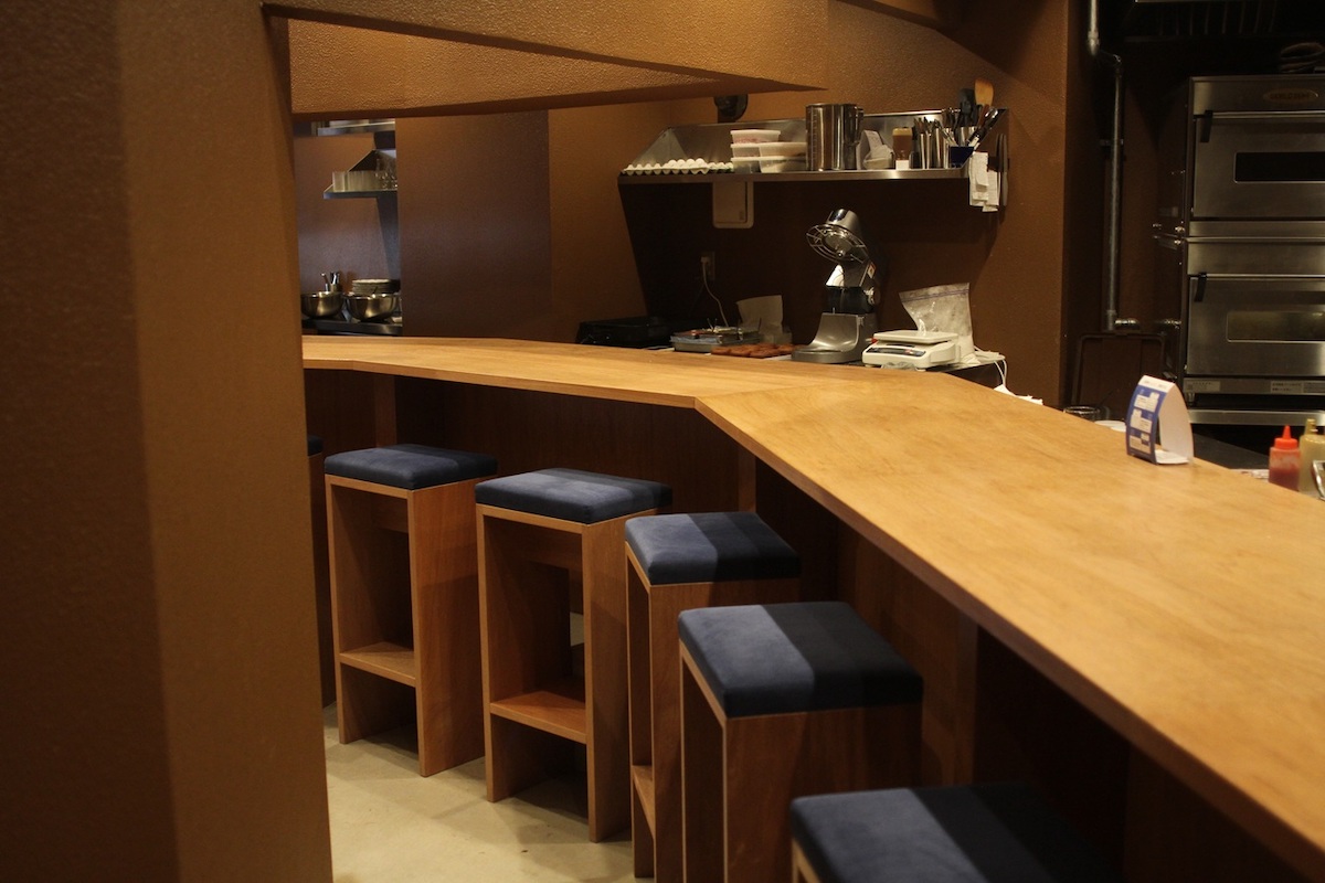 カウンター席からはスタッフさんがドーナツを作る様子を眺めることもできる