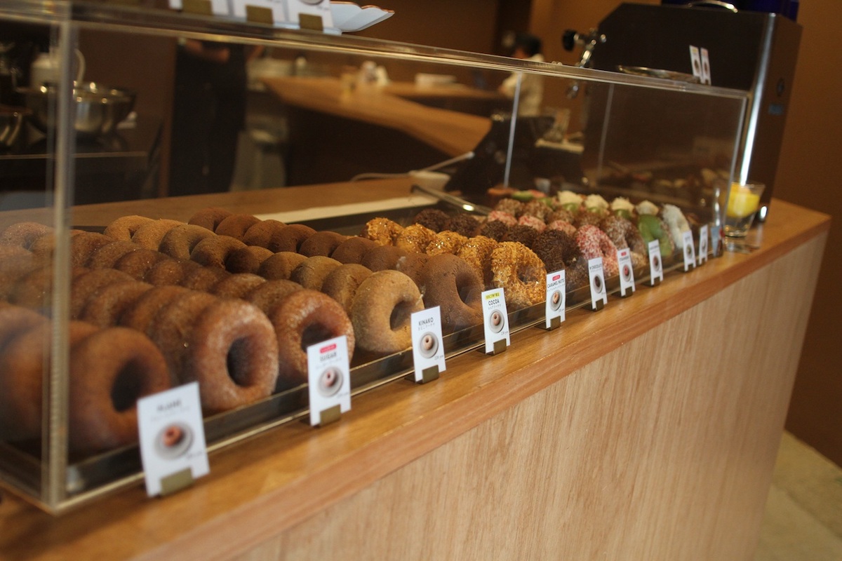 ショーケースに並ぶドーナツ