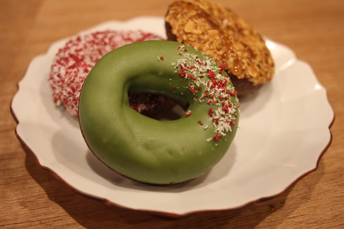 「抹茶ドーナツ」250円は甘酸っぱいラズベリーがアクセントに
