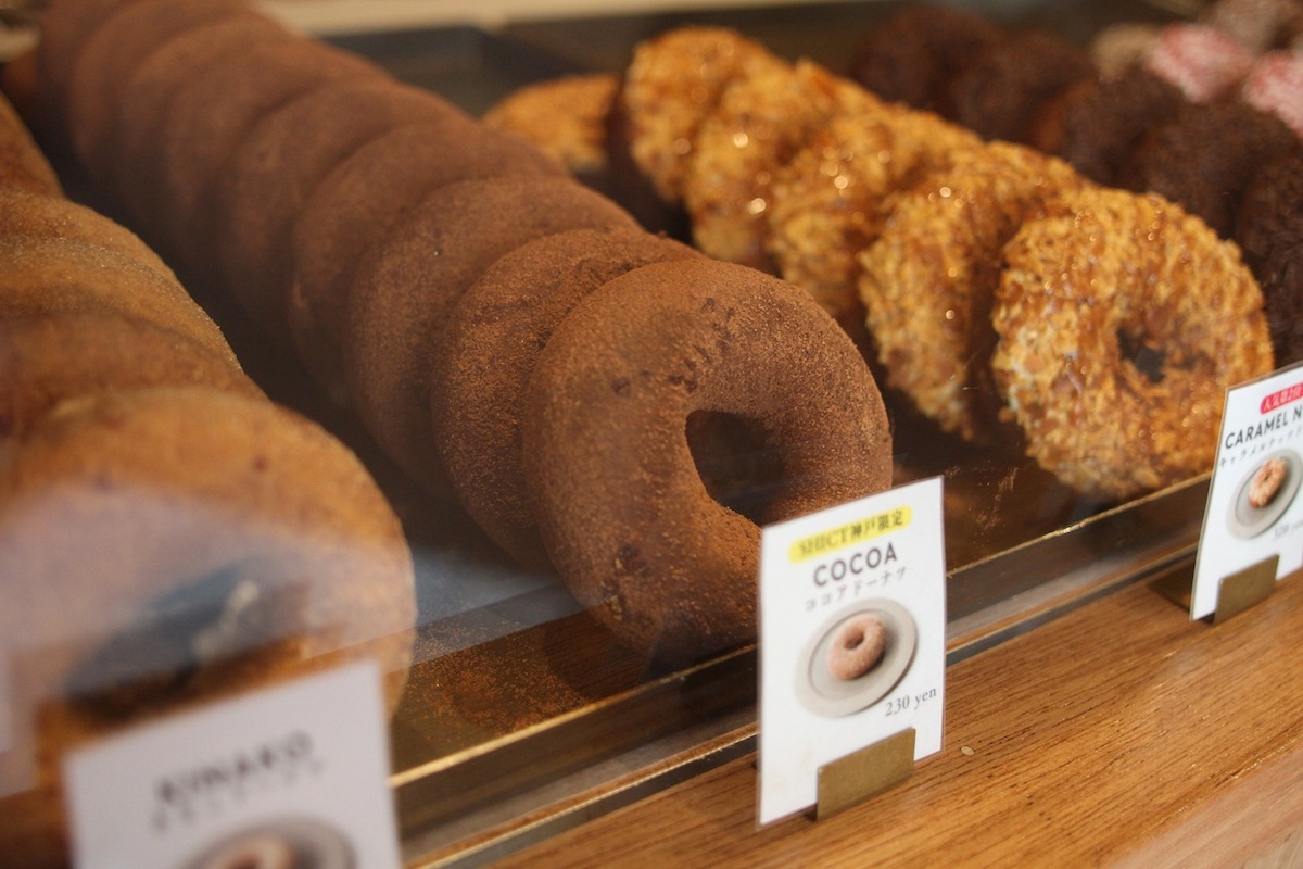 神戸店限定の「ココアドーナツ」（中央）