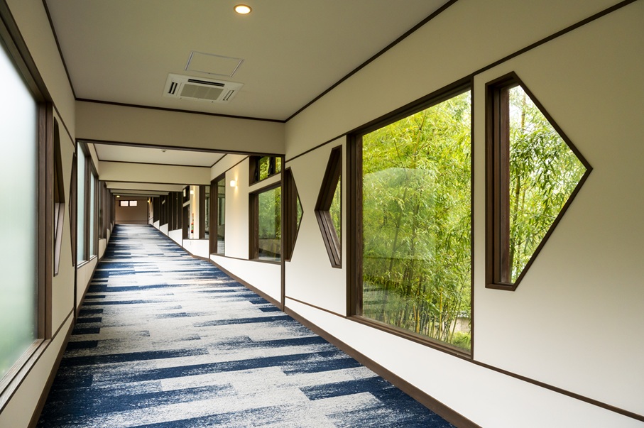 竹林が美しい渡り廊下を進んで、別棟の大浴場へ