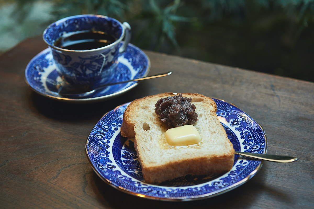 「コーヒー」600円と「あんトースト」350円