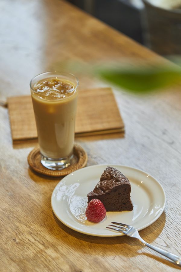 「黒蜜入りカフェオーレ（アイス）」630円 と「手作りケーキ ガトーショコラ」430円