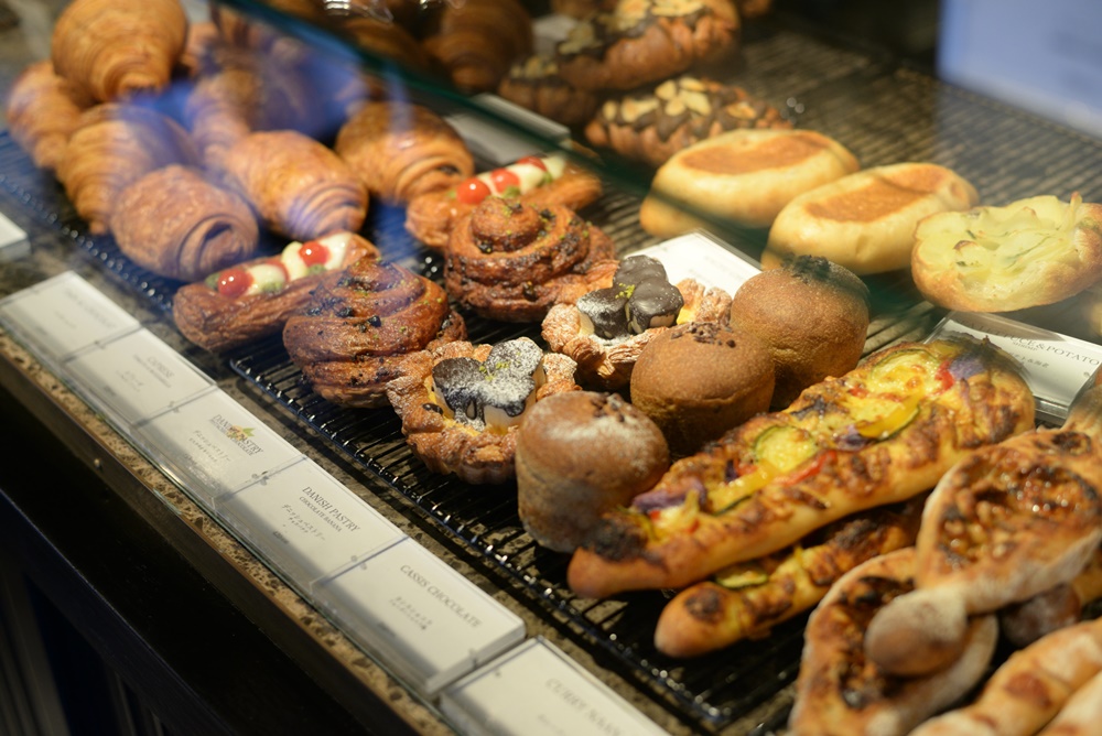 ショーケースにクロワッサンやバゲットなど約10種が並ぶ