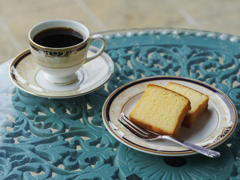 ホットコーヒー650円、ワインケーキ550円（アルコール分4％含む）