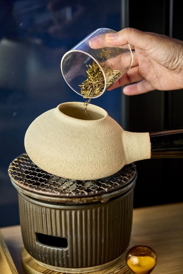 焙烙に茶葉を入れる様子