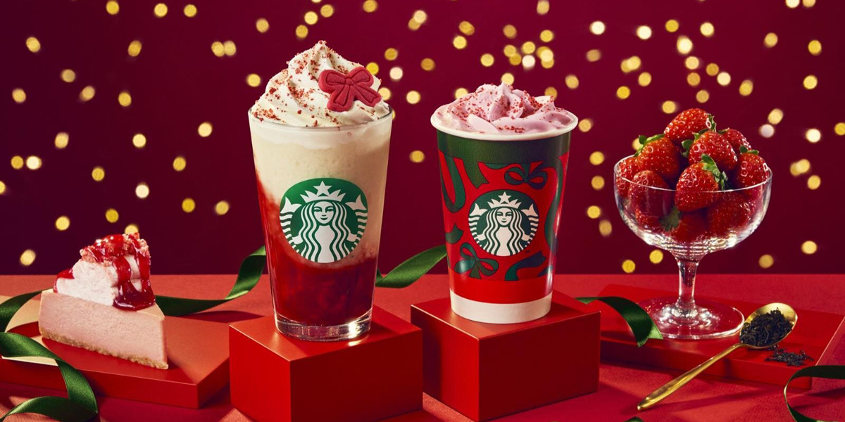 左から「ストロベリー & ジョイフルメドレー ティー フラペチーノ®」Tallサイズのみ 687円（持ち帰り）、700円（店内利用）、「ストロベリー ムース & ジョイフルメドレー ティー ラテ」Short 570円～、Tall 609円～、Grande 653円～、Venti® 697円～（持ち帰り）、Short 580円～、Tall 620円～、Grande 665円～、Venti® 710円～（店内利用）