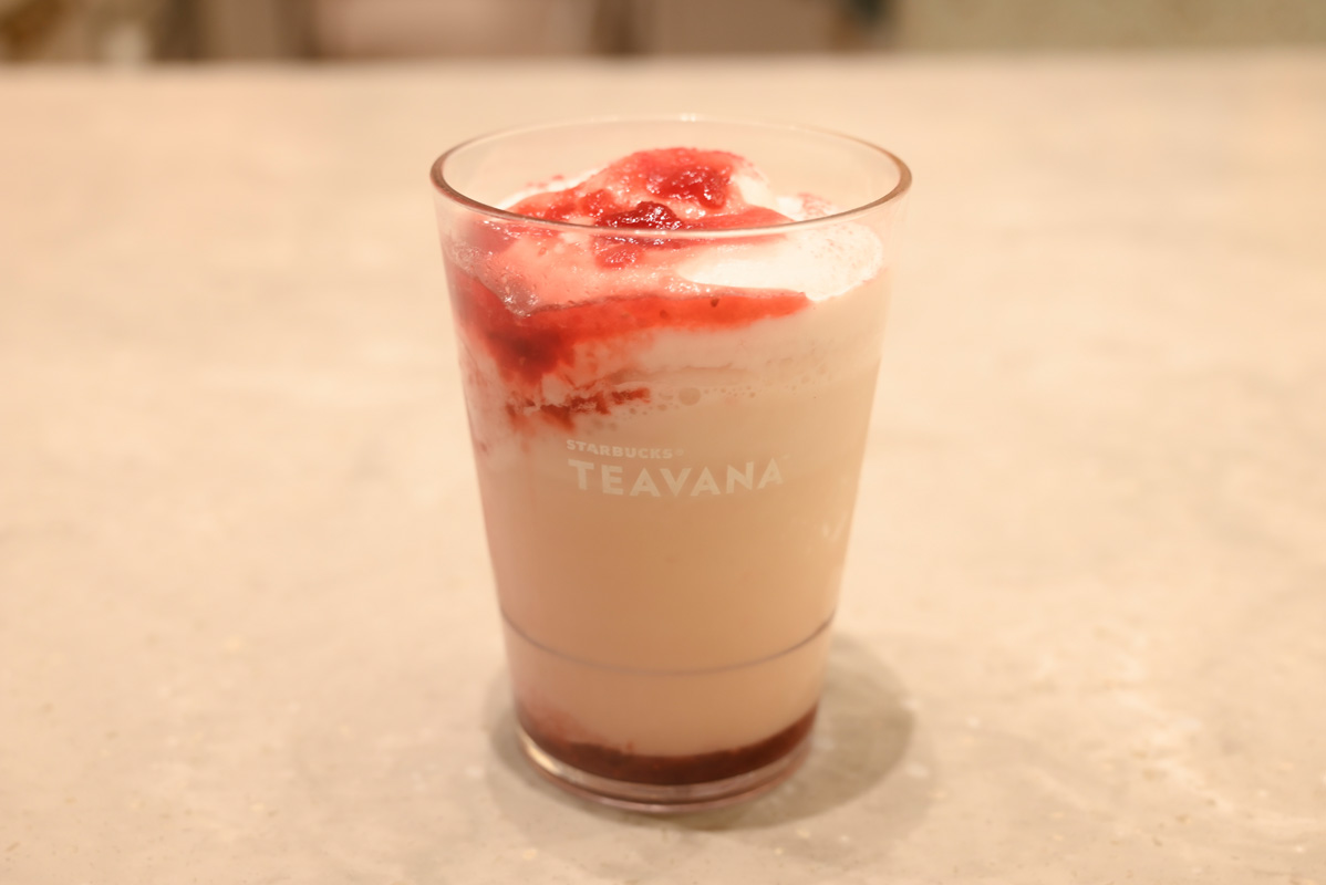 「レッド ラズベリー & ジョイフルメドレー ティー フラペチーノ®」Tallサイズのみ 776円（持ち帰りの場合）、790円（店内利用の場合）