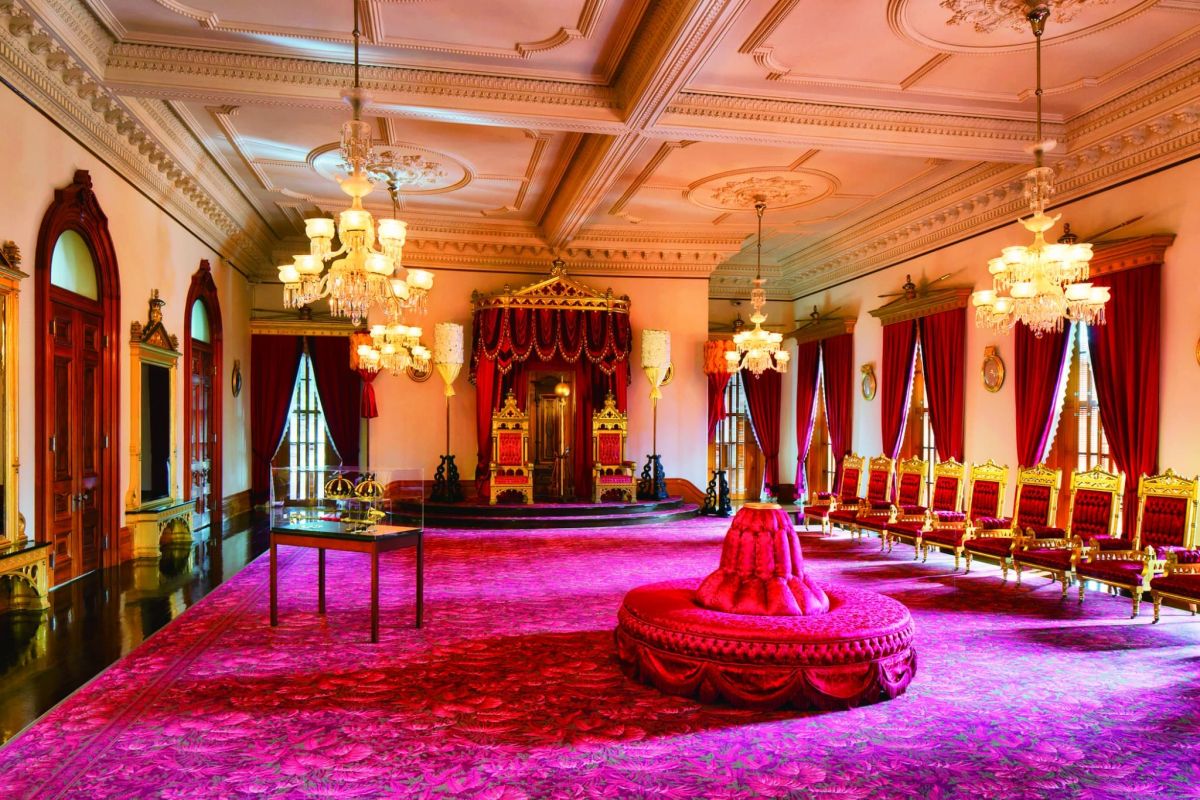 王族の優雅な暮らしを感じられるイオラニ宮殿