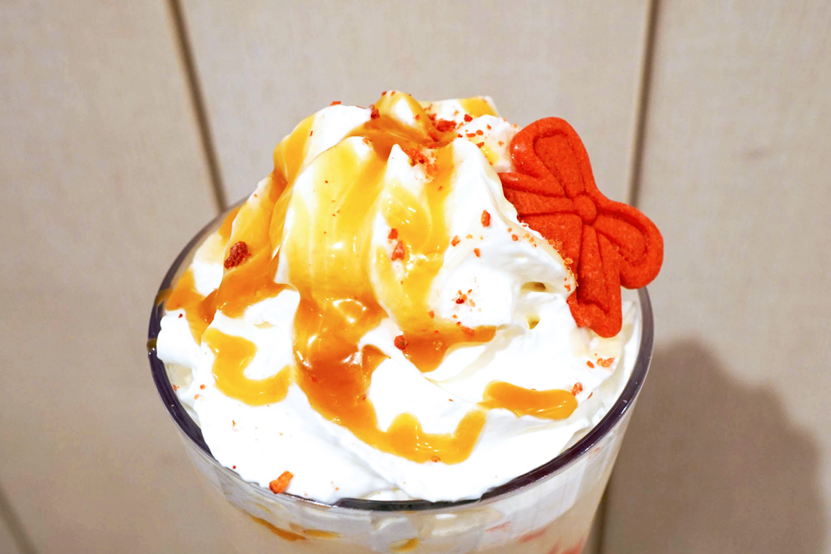 「ストロベリー & ジョイフルメドレー ティー フラペチーノ®」カスタマイズ：キャラメルソース追加（無料）＋ハチミツ追加（無料）＋「ジョイフル クッキー トッピング」（＋55円）