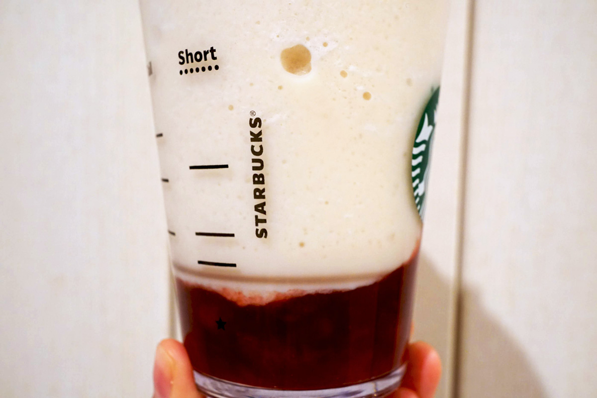 「ストロベリー & ジョイフルメドレー ティー フラペチーノ®」カスタマイズ：ホワイトモカシロップ追加（＋55円）