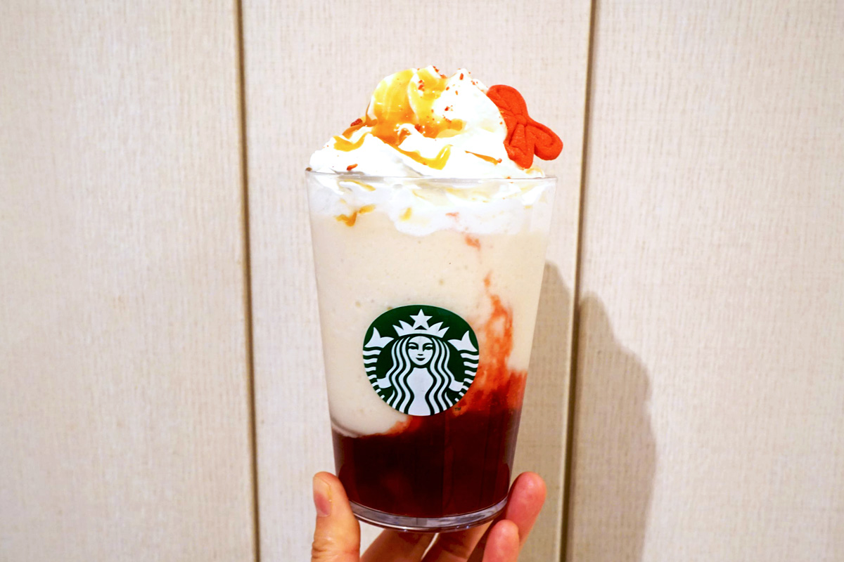 「ストロベリー & ジョイフルメドレー ティー フラペチーノ®」カスタマイズ：キャラメルソース追加（無料）＋ハチミツ追加（無料）＋「ジョイフル クッキー トッピング」（＋55円）＋ホワイトモカシロップ追加（＋55円）