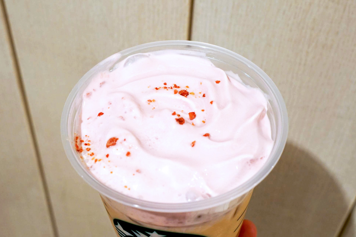 「ストロベリー ムース & ジョイフルメドレー ティー ラテ」トッピング