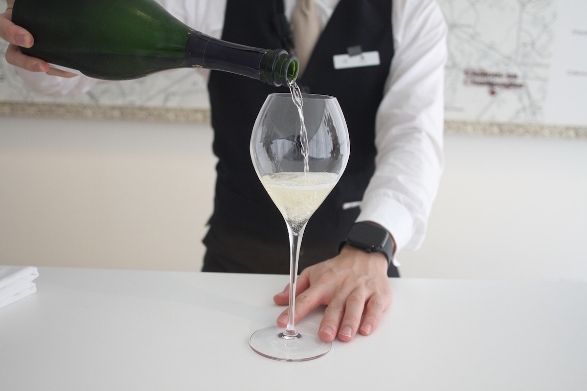 シャンパンを注ぐ様子