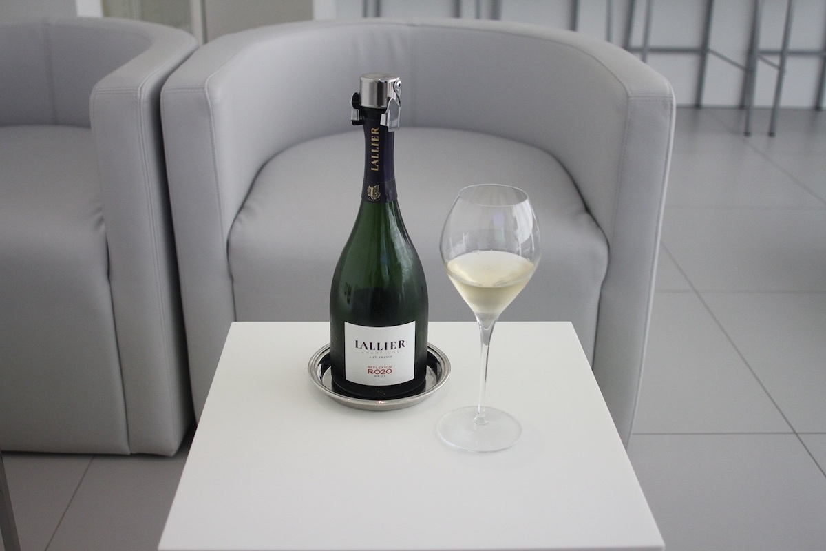 ラウンジでシャンパン