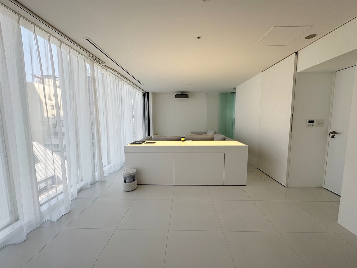 客室は収納などが白い扉の内側に隠れていてスッキリ