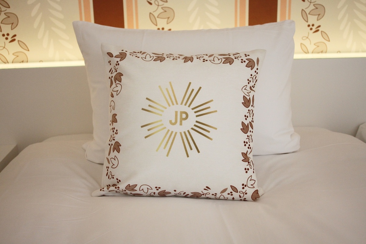 ベッドサイド、テーブル、小物に至るまで、メゾングッズのセレクトがされている