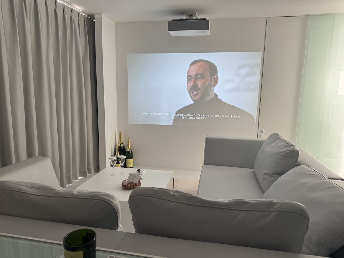 メゾンからの特別メッセージもスクリーンで鑑賞できる