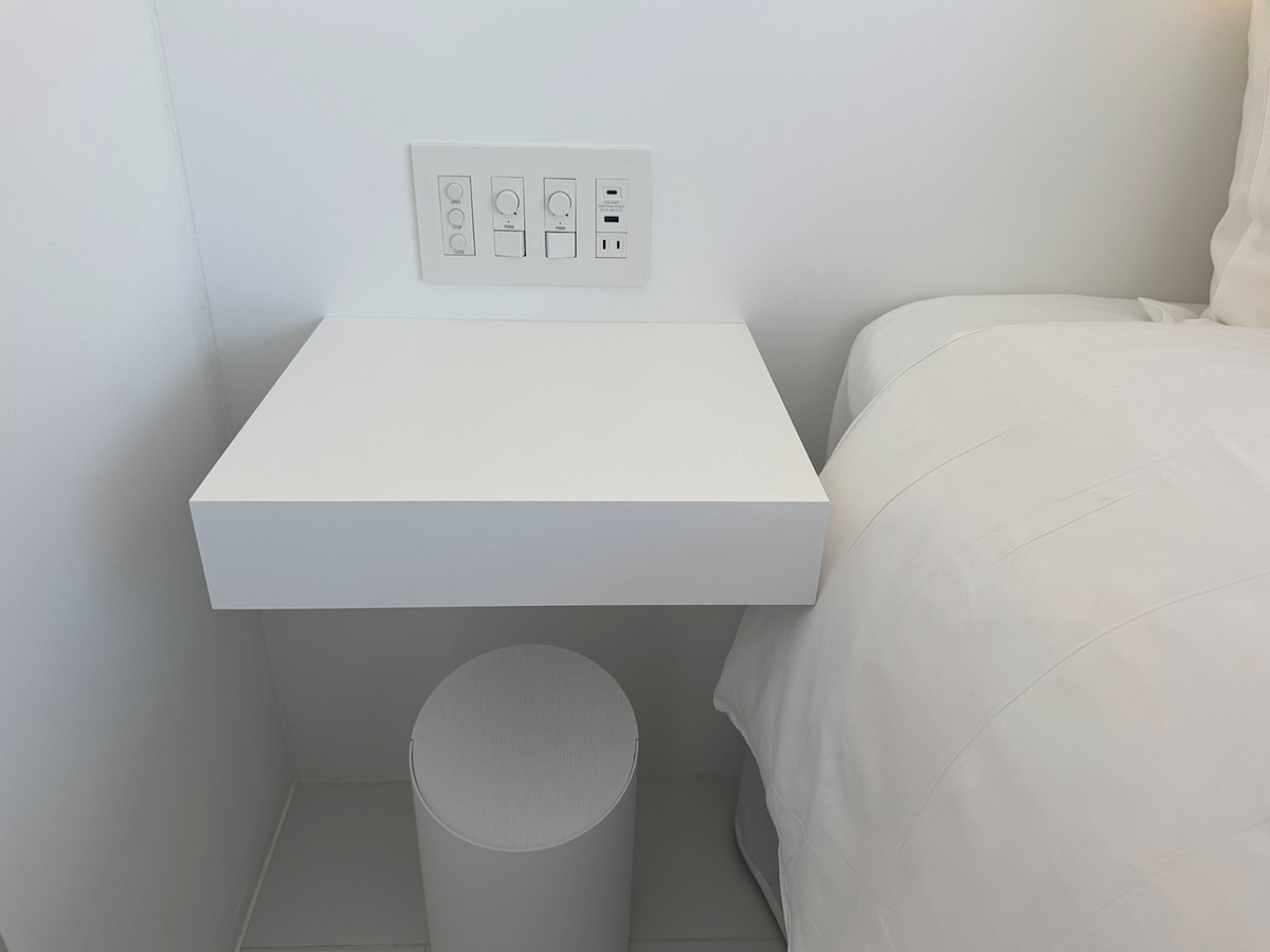 サイドテーブル