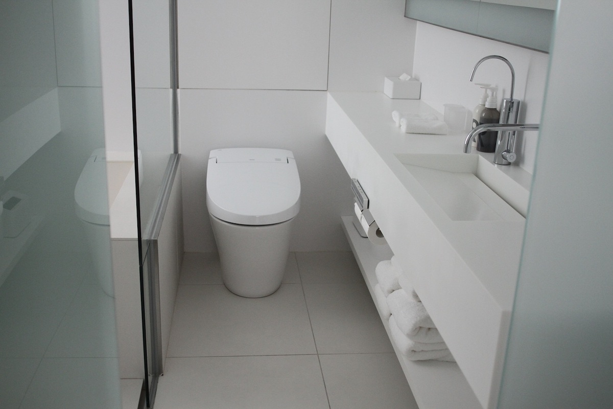 部屋は白を基調にしていて清潔感のある空間