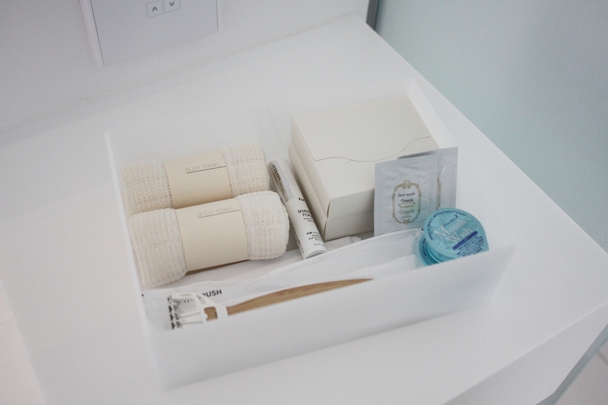 スキンケアは国産原料にこだわった人気のコスメブランド「THREE」を用意