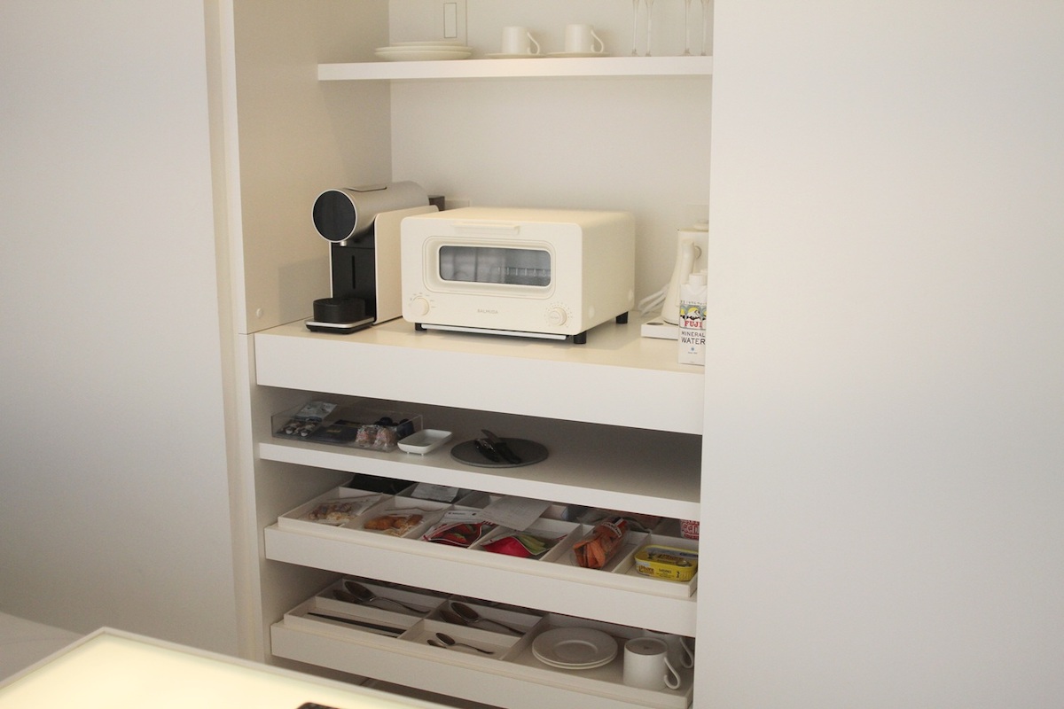 ミニバーにはエスプレッソマシンやトースターも