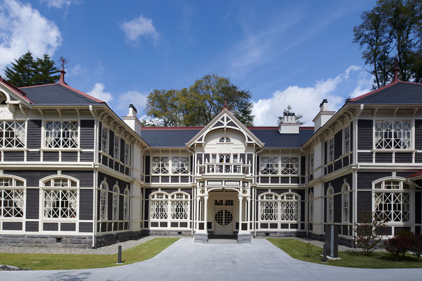 大正末期〜昭和初期の外観を復元。幾何学模様のガラス窓が美しい