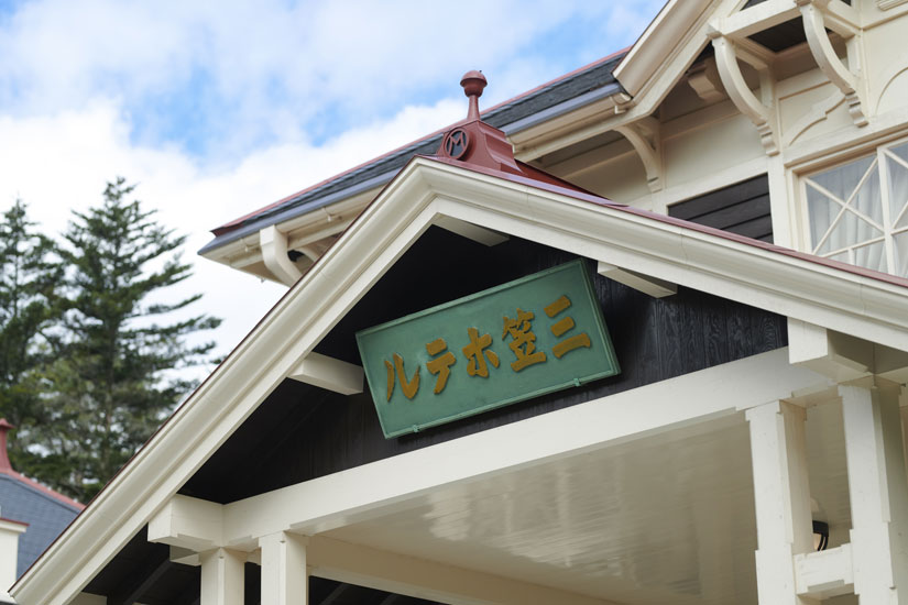 向かって右側、看板のあるエントランスから入館を