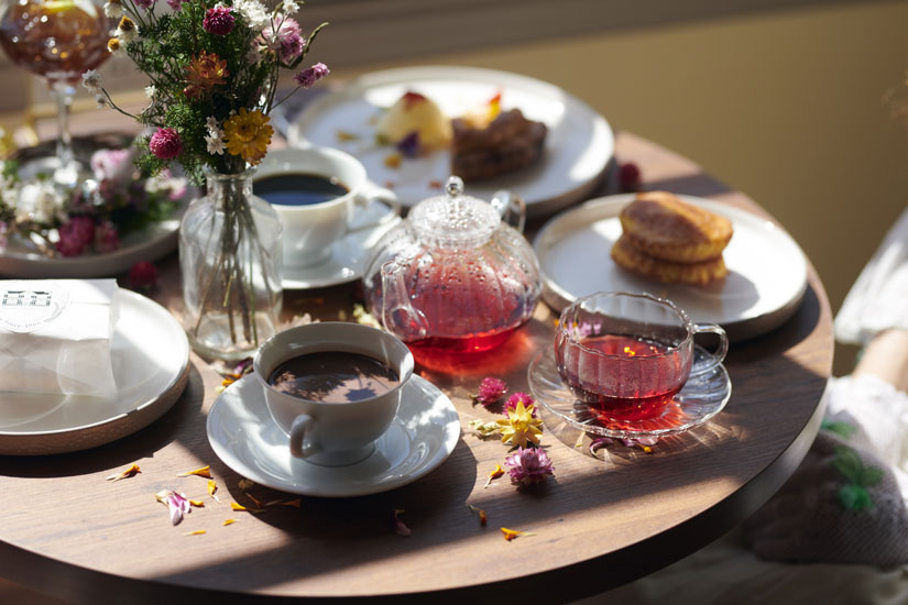 軽井沢ハーブティー1210円、旧三笠ホテルオリジナルブレンド珈琲800円など