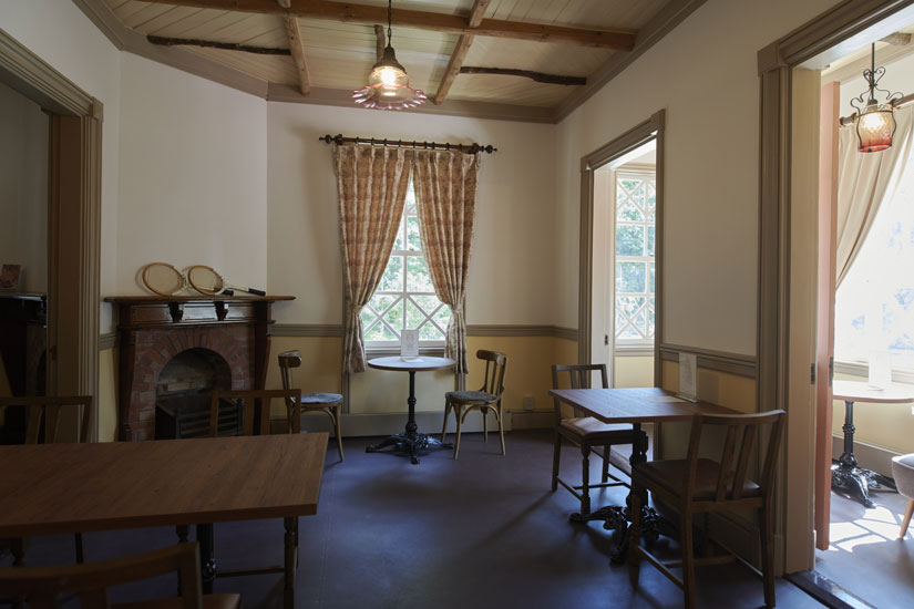 客室を改装したカフェが誕生。照明は当時から使われていたもの