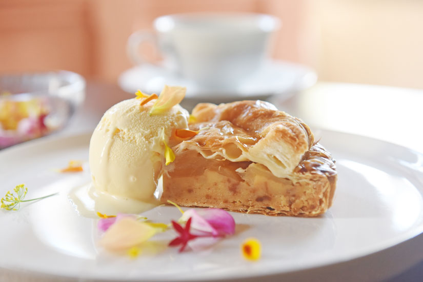 信州りんごたっぷりの「軽井沢アップルパイ」(1210円)