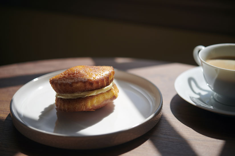 甘じょっぱいチーズクリームがたまらない、「マドレーヌチーズバーガー」(650円)