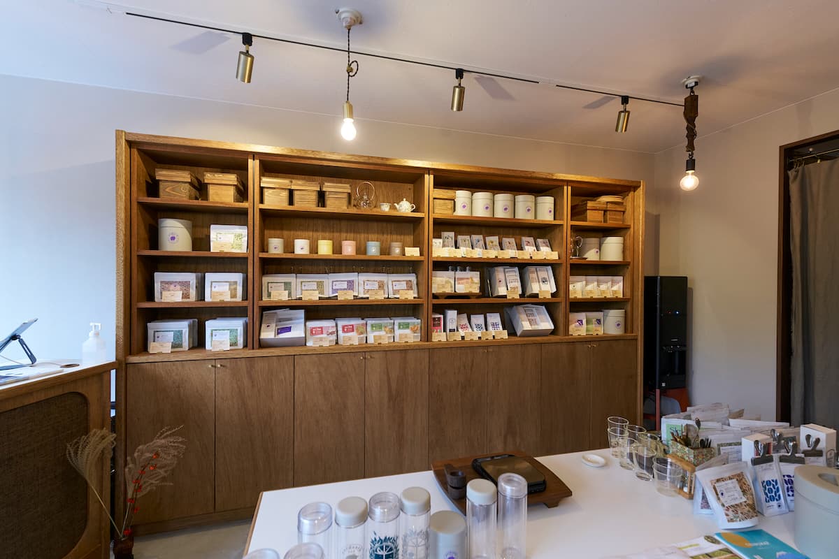 店内ではオンラインショップで展開するほぼすべてのお茶が購入できる