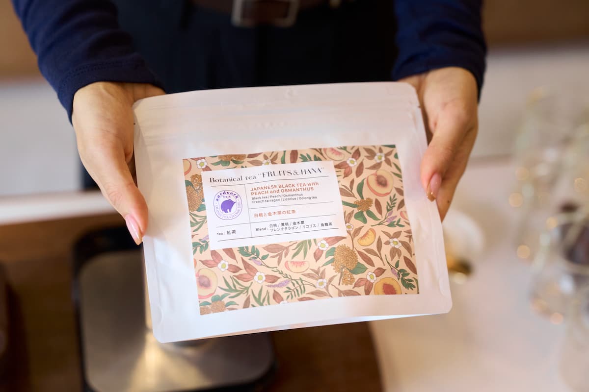 取材時に試飲させてもらった「ボタニカルティーFRUITS&HANA 白桃と金木犀の紅茶」30g/1980円