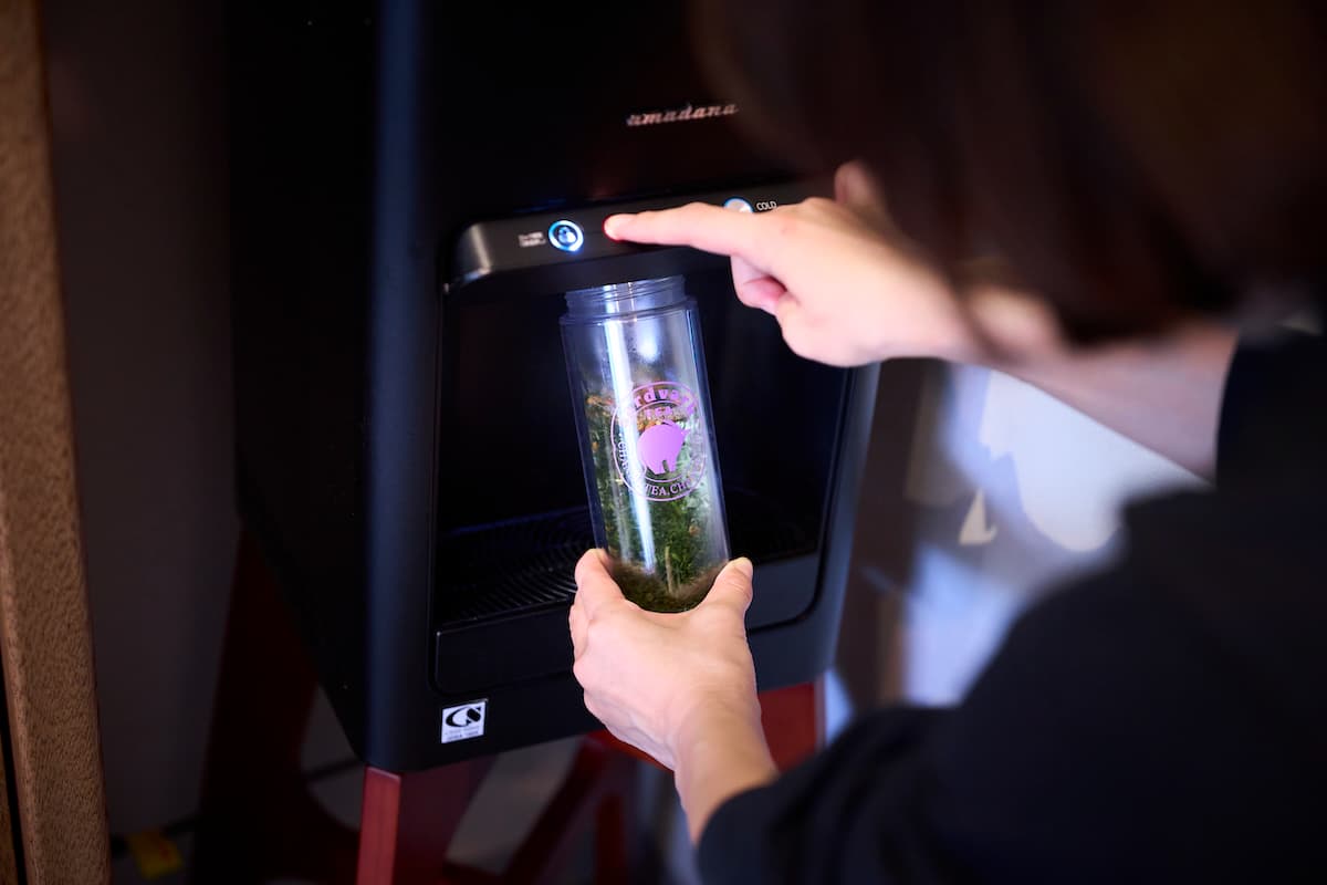 給湯器から茶葉を入れた急須ボトルにお湯を注ぐ