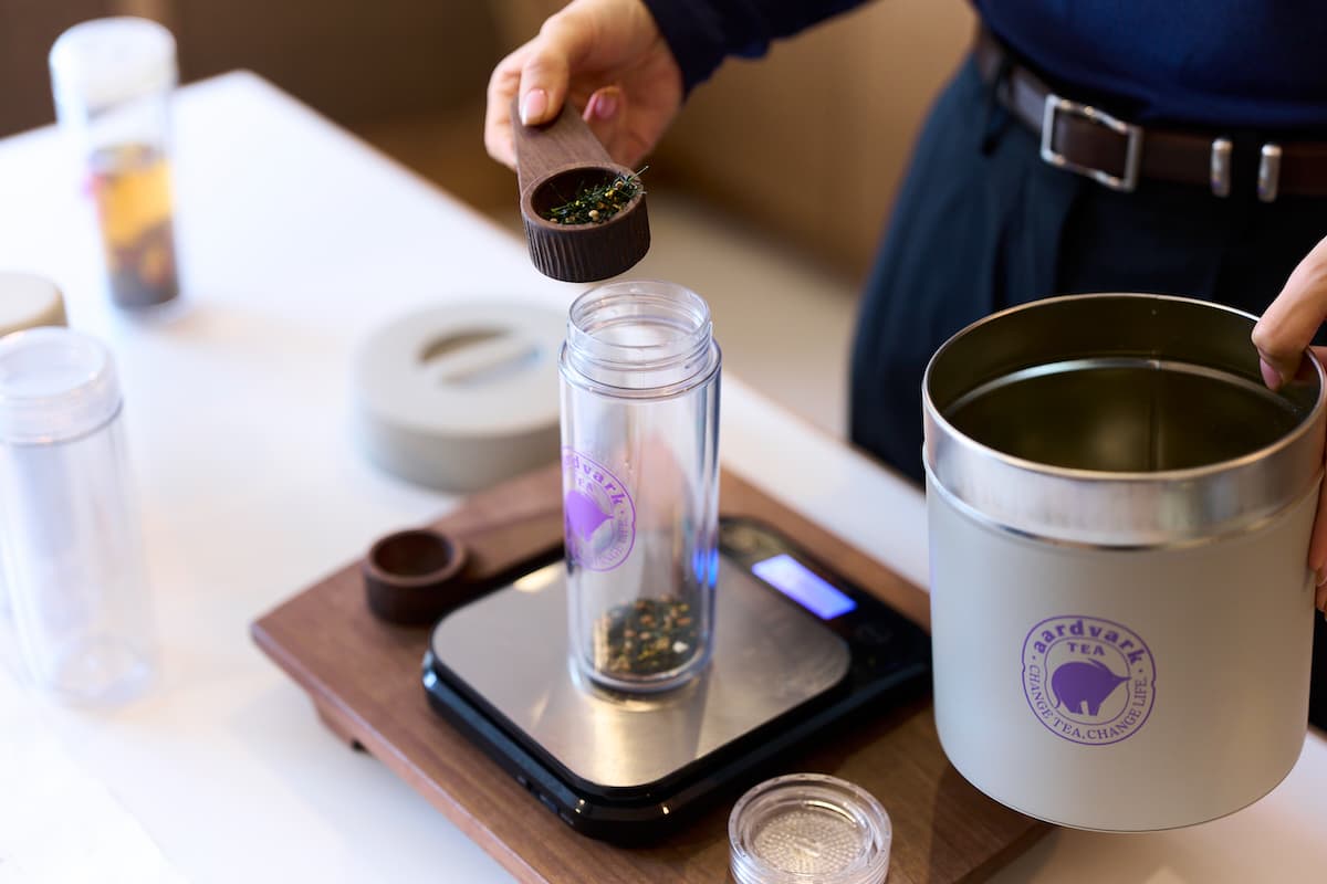 スタッフがお茶を淹れてくれる