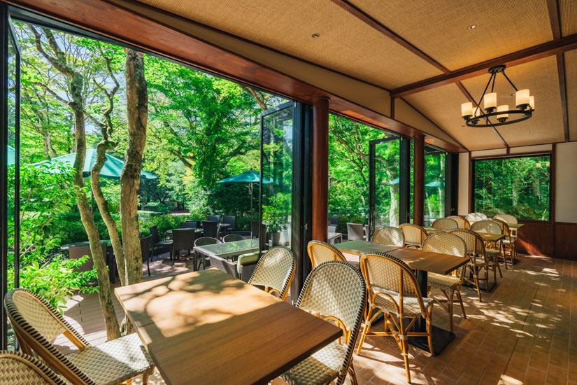夏は窓がフルオープンに。写真右奥のテーブルは、ジョン・レノンが家族で座った席