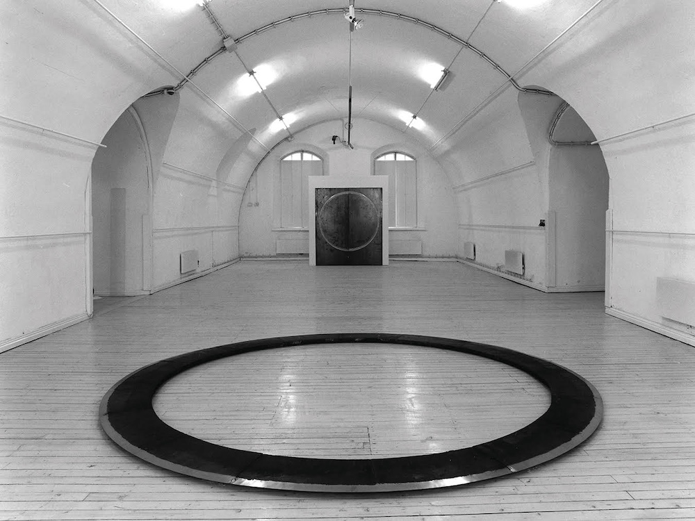 遠藤利克《無題》1987、鉄、（火）