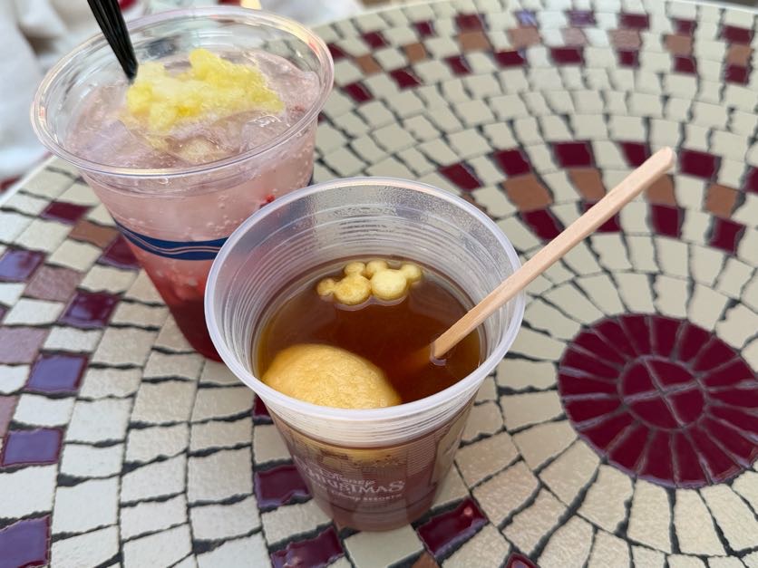 「スパークリングカクテル（ラズベリーシロップ＆パイナップル）」と