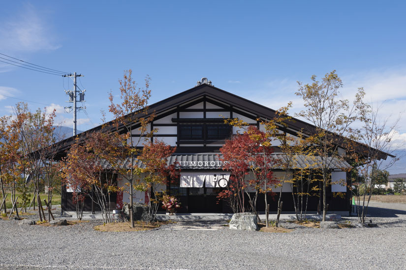 田園風景に馴染む古民家風の外観。「ここがケーキ屋さん？」とハテナが付くのを狙って、あえて和建築に